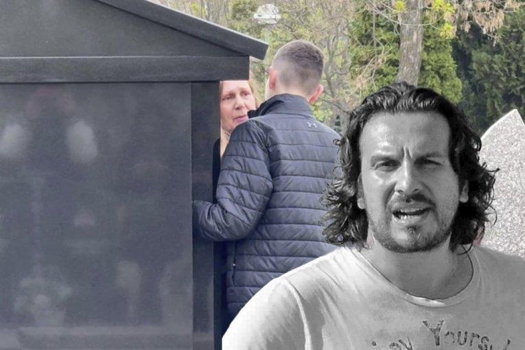 najpotresniji-prizor-na-pomenu-marinka-madzgalja:-sestric-i-majka-ljube-spomenik-pokojnog-glumca,-njene-reci-seku-poput-zileta!-(video) najpotresniji-prizor-na-pomenu-marinka-madzgalja:-sestric-i-majka-ljube-spomenik-pokojnog-glumca,-njene-reci-seku-poput-zileta!-(video)