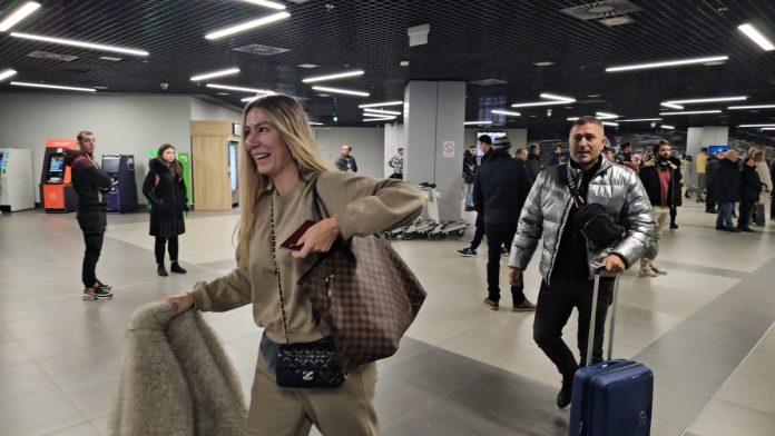 (video)-ovi-pevaci-zgrcu-najvecu-lovu-u-dijaspori-njega-na-aerodromu-srecemo-stalno-ljutog,-bracni-par-svaki-vikend-napuni-dzepove,-a-“dzepnu-veneru”-kite-po-celom-telu