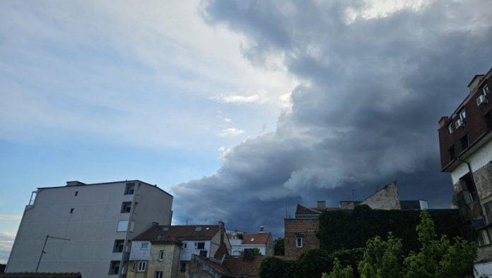 “citav-olujni-front-ide-ka-nama,-kriticna-naredna-72-sata”:-hitno-se-oglasio-stab-za-vanredne-situacije,-beograd-u-pripavnosti