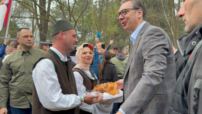 odjekuje-mars-na-drinu,-vijore-se-srpske-zastave:-vucic-docekan-sa-pogacom-u-kruscicu,-okupio-se-veliki-broj-gradana-(video)