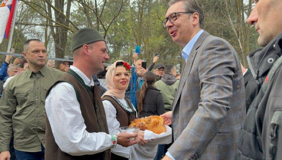 odjekuje-mars-na-drinu,-vijore-se-srpske-zastave:-vucic-docekan-sa-pogacom-u-kruscicu,-okupio-se-veliki-broj-gradana-(video) odjekuje-mars-na-drinu,-vijore-se-srpske-zastave:-vucic-docekan-sa-pogacom-u-kruscicu,-okupio-se-veliki-broj-gradana-(video)