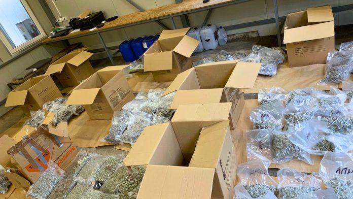 policajci-mu-na-granici-zavirili-u-kamion,-a-unutra-90-kila-droge!-pao-diler-iz-ivanjice-u-sidu:-prevozio-94-paketa-marihuane