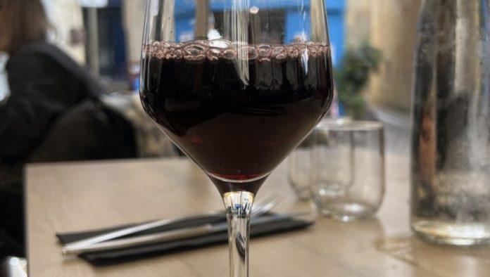 naucna-studija:-vino-smanjuje-rizik-od-kardiovaskularnih-bolesti,-a-pivo-i-zestoka-pica-ga-povecavaju