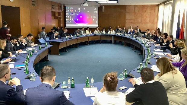 Апостоловић-са-представницима-преговарачких-група-о-отварању-кластера-2-и-5