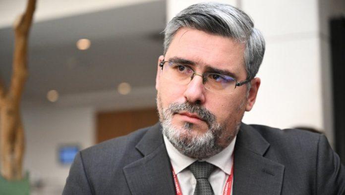 samo-da-se-izvuce-iz-zaborava-starovic:-kratak-je-put-od-predsednika-nalik-kluniju-do-tuznog-pajaca-koji-ne-preza-ni-od-kakvih-lazi