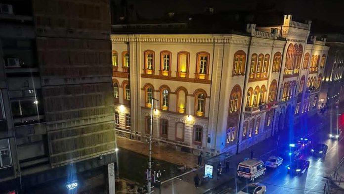 telo-devojke-(25)-nadeno-na-platou-ispred-filozofskog-fakulteta-u-beogradu-oglasio-se-mup:-“doslo-je-do-aktiviranja-pirotehnickih-sredstava”