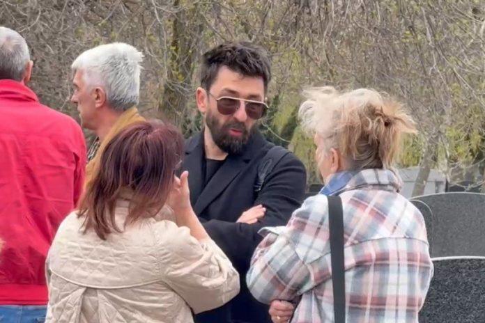 ognjen-amidzic-stigao-na-marinkov-pomen:-deset-godina-bez-voljenog-clana-grupe-flamingosi,-potresne-scene!-(video)