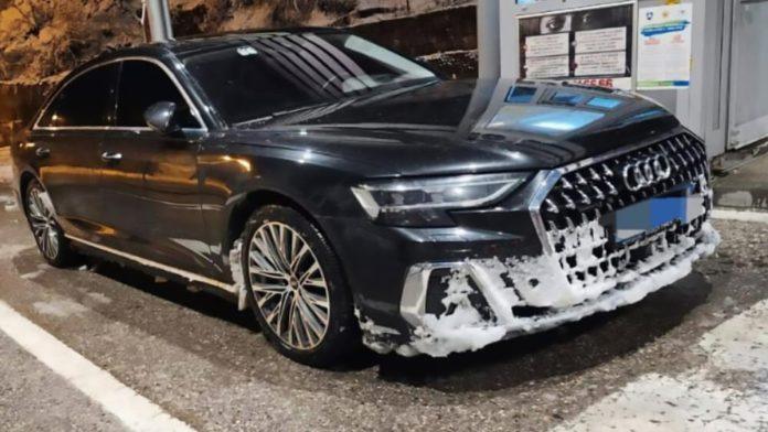 policija-na-prelazu-scepan-polje-pretresla-“audi-a8”-pocasnog-konzultata-belorusije-u-bih,-pa-odmah-uhapsila-vozaca!-nadeno-mu-oruzje-i-municija-(foto)