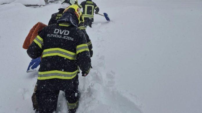 (foto)-drama-kod-plitvica!-sneg-zarobio-porodicu-sa-malim-detetom-u-kombiju,-spasioci-pesacili-dva-kilometra-kroz-mecavu-da-ih-izvuku-na-sigurno!