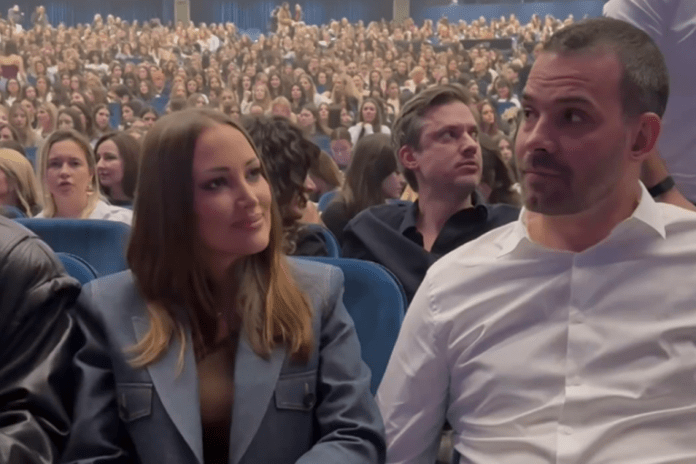 prija-i-filip-dobili-pocasna-mesta-na-koncertu-jakova-jozinovica!-pevacica-blista-u-cistoj-elieganciji,-suprug-je-ne-ispusta-iz-ruku!-(video)