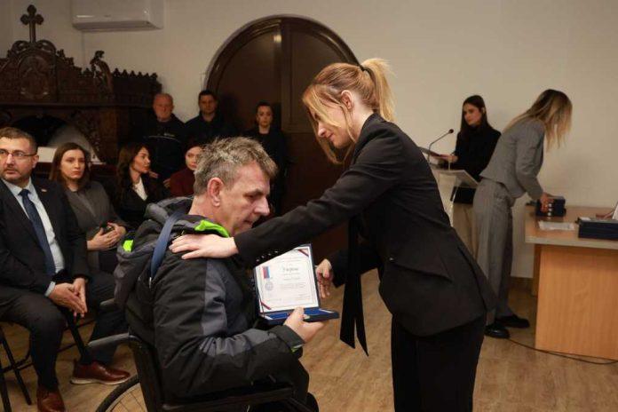 “nije-uobicajena-smrt-nego-lansiranje-u-visine-bozijeg-zagrljaja”!-durdevic-stamenkovski-urucila-64-boracke-spomenice:-majke-junaka-treba-da-su-ponosne