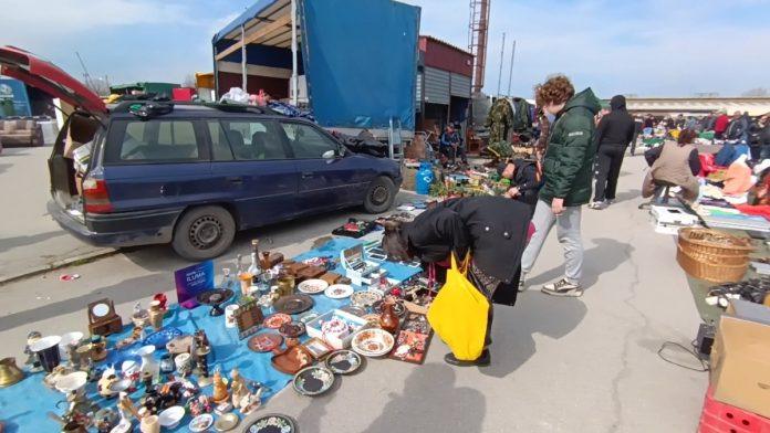 (foto,-video)-brendirane-stvari-za-smesne-pare,-cenkanje-kao-u-turskoj!-i-beogradani-hrle-na-suboticki-buvljak,-ovde-se-vodi-borba-za-svaki-dinar:-“ako-trazis-200-dinara,-on-bi-za-50!”