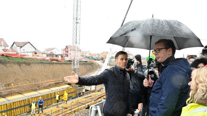 “nacionalni-stadion-ce-biti-jedan-od-najlepsih,-imamo-teske-pregovore-oko-penzija!”-vucic-obilazi-gradiliste-projekta-ekspo-u-surcinu-(video)