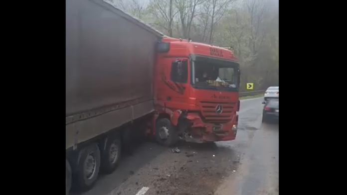 (video)-stravicna-nesreca-kod-novog-sada!-kamion-se-zakucao-u-bedem:-dete-(4)-i-muskarac-(46)-hitno-prevezeni-u-bolnicu!