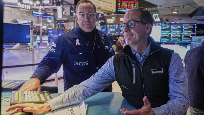 sva-tri-glavna-americka-indeksa-beleze-pad-petu-uzastopnu-nedelju-na-volstritu:-investitore-ocekuje-neizvestan-april