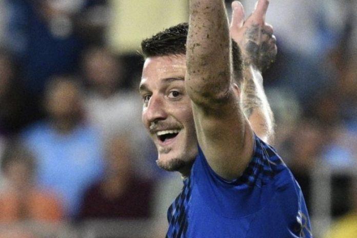 ovo-je-svima-promaklo:-evo-u-cemu-je-sergej-dosao-u-pazovu-–-na-ruci-nosi-garsonjeru-u-beogradu!-(foto)