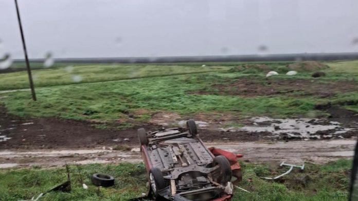 (foto)-teska-saobracajna-nesreca-kod-zablja-automobil-sleteo-s-puta-i-prevrnuo-se-na-krov,-delovi-rasuti-svuda-po-kolovozu:-na-licu-mesta-jeziv-prizor