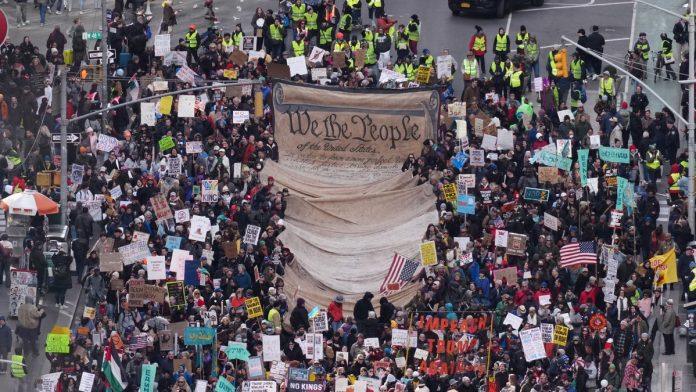 evopa-i-amerika-se-ujedinile-protiv-trampa!-pokret-“bez-kraljeva”-predvodi-milione-ljudi-na-ulicama,-bes-raste:-“ovo-nije-normalno!”-(foto)