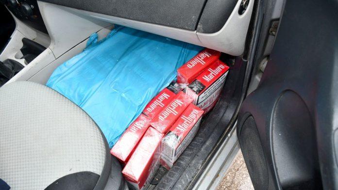 (foto)-ostetio-budzet-drzave-za-skoro-2,5-miliona!-policija-otvorila-gepek-automobila-i-ekspresno-stavila-lisice-muskarcu