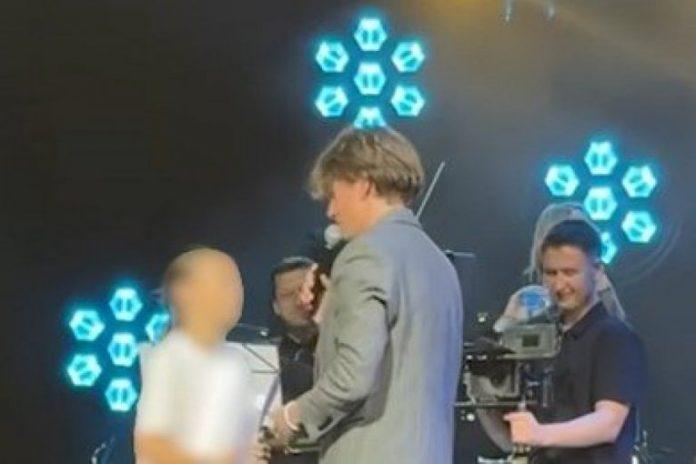 suze-preplavile-sava-centar!-devojcica-iz-publike-prekinula-koncert-jakova-jozinovica-–-narod-zanemeo-od-prizora!-(video)