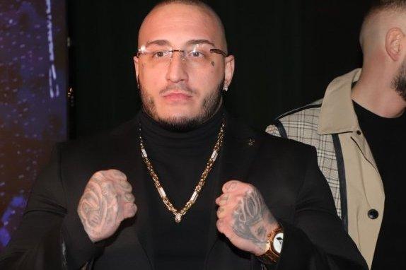 prve-informacije-o-vuku-mobu-nakon-meca-sa-vasom-bakocevicem:-pogledajte-kako-izgleda-pevac,-a-ovaj-detalj-nije-mogao-da-sakrije! prve-informacije-o-vuku-mobu-nakon-meca-sa-vasom-bakocevicem:-pogledajte-kako-izgleda-pevac,-a-ovaj-detalj-nije-mogao-da-sakrije!