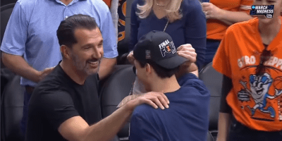 zagrlja-oca-i-sina-–-scena-koja-je-obisla-ameriku,-peda-puca-od-ponosa-(video) zagrlja-oca-i-sina-–-scena-koja-je-obisla-ameriku,-peda-puca-od-ponosa-(video)