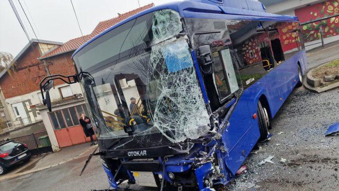 (foto)-jezivi-sudar-autobusa-u-velikom-mokrom-lugu!-zakucali-se-jedan-u-drugi-na-okretnici,-jedna-osoba-odmah-prevezena-u-urgentni