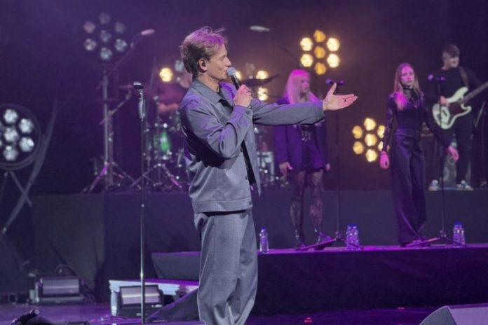 “povraca-mi-se-od-njega”-ovo-je-pravo-lice-jakova-jozinovica:-na-tudoj-grbaci-se-izgradio,-pa-udario-na-pevaca-iz-“pinkovih-zvezda”,-karleusa-besna!