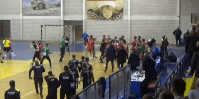 divljastvo-na-kupu-crne-gore:-igrac-nokautirao-protivnika,-pa-napao-predsednika-kluba-(video) divljastvo-na-kupu-crne-gore:-igrac-nokautirao-protivnika,-pa-napao-predsednika-kluba-(video)