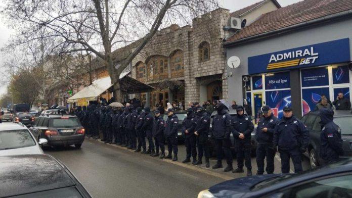 opsadno-stanje-i-tuca-u-kuli-veliki-broj-policajaca,-opozicija-se-okupila-ispred-vise-objekata:-fizicki-sukobi-kod-stadiona-(foto)