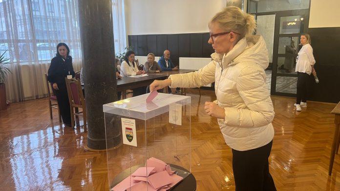 oboren-rekord!-u-ovom-mestu-na-lokalnim-izborima-do-14-sati-glasalo-cak-60-odsto-gradana-(video)