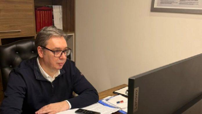 vucic-objavio-fotografiju-iz-kancelarije:-“srecan-sam-sto-ljudi-slave,-ja-ostajem-da-analiziram-rezultate-izbora”