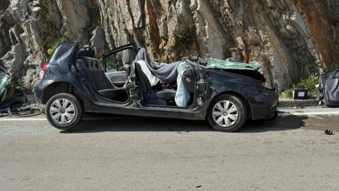 decak-(15)-poginuo-u-stravicnoj-nesreci-sudarili-se-kamion-i-auto-kod-kotora:-vatrogasci-morali-da-seku-vozilo-(foto)