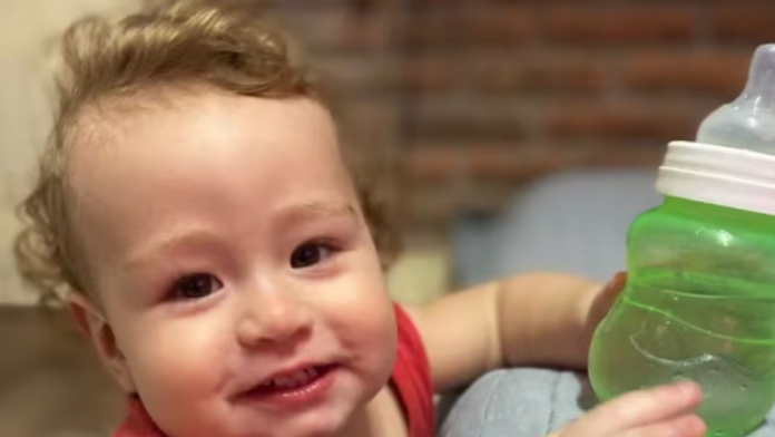 beba-se-ugusila-majcinim-vestackim-noktom-dok-je-menjala-pelene-sinu-primetila-da-ne-dise,-lekari-bili-nemocni:-otac-joj-zabranio-da-prisustvuje-sahrani!-(foto)