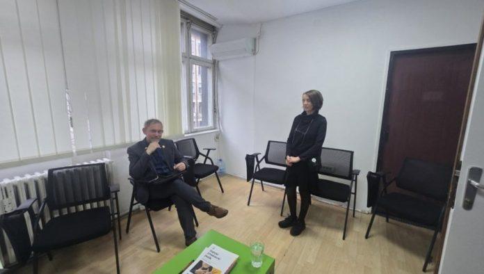 tumaca-jedva-nadu-i-za-vencanje:-kako-se-snalaze-gluvi-kada-nema-dovoljno-ovucenih-za-prenos-poruka-izmedu-njih-i-onih-koji-cuju