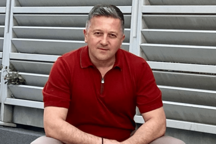 da-li-znate-ko-su-deca-srdana-predojevica?-otkriveni-svi-detalji-tajnog-zivota-voditelja,-a-tek-da-vidite-ko-je-njegova-supruga!