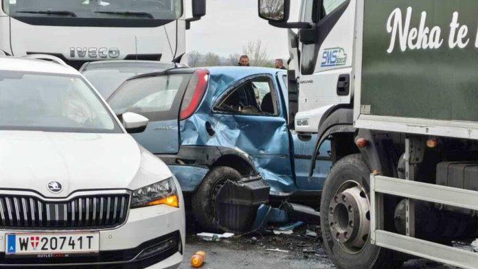 jezivi-detalji-nesrece-na-kovinskom-mostu-sudarili-se-“opel-korsa”-i-kamion:-vozac-auta-stradao-na-mestu-(foto)