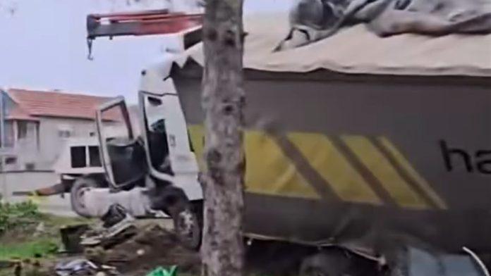 kamion-probio-zastitnu-ogradu-i-sleteo-u-kanal!-teska-nesreca-kod-indije:-vozac-hitno-prevezen-u-bolnicu-(video)