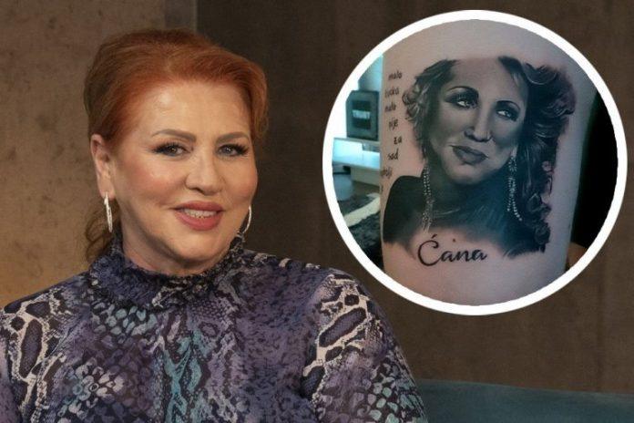 cana-dobila-prvu-tetovazu!-fan-iznenadio-popularnu-pevacicu!-(foto)