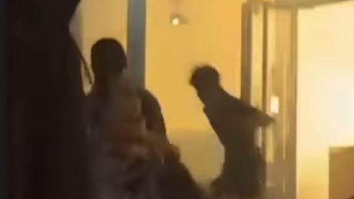 “zapalili-smo-pogresan-lokal”-osudeni-piromani-sa-vracara:-upali-sa-bakljama-u-kafic-pun-gostiju,-vlasnik-zadobio-teske-povrede-(video)