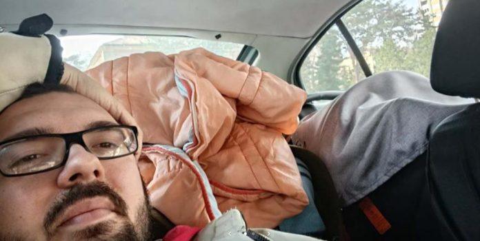 marko-je-10-dana-spavao-u-kolima-ispred-bolnice-u-nisu:-kupa-se-na-bazenu,-telefon-puni-u-kaficu,-a-razlog-je-rasplakao-srbiju!