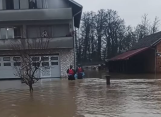 VIŠE OD 30 KUĆA POD VODOM Pokrenuta klizišta, poplavljeno 3 HEKTARA zemljišta: Meštani Srebrenika i Živinica u strahu (FOTO) vise-od-30-kuca-pod-vodom-pokrenuta-klizista,-poplavljeno-3-hektara-zemljista:-mestani-srebrenika-i-zivinica-u-strahu-(foto)