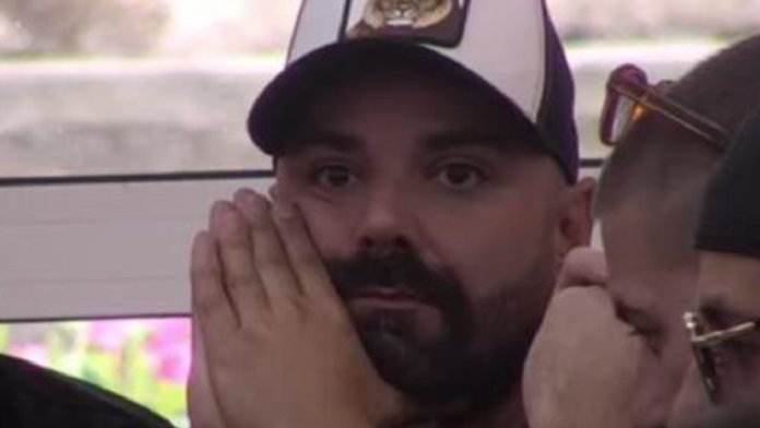 “oce,-znas-kako-si-me-ucio”-sok-u-eliti!-luka-vujovic-se-sa-suzama-u-ocima-obratio-porodici,-a-onda-je-nastao-opsti-haos-(video)