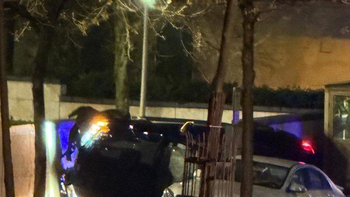 sudario-se-sa-mercedesom,-pa-se-zakucao-u-ograddu-i-zavrsio-na-boku!-teska-nesreca-na-dedinju:-policija-na-licu-mesta-(foto,-video)