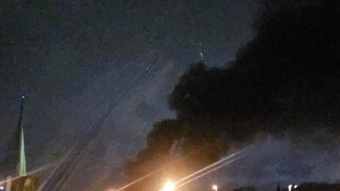 (foto)-ogroman-vrtlog-dima-nad-mostom-na-adi!-buktinja-progutala-automobil:-vatrogasci-jure-na-lice-mesta