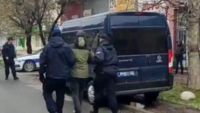 policija-sprecava-stravicno-nasilje-tokom-izbora:-krenulo-privodenje-blokadera-(video)