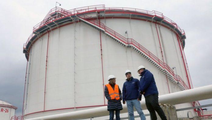 cena-benzina-u-sad-premasila-cetiri-dolara-za-galon:-prvi-put-od-avgusta-2022.-–-haos-na-trzistu-zbog-rata-na-bliskom-istoku!