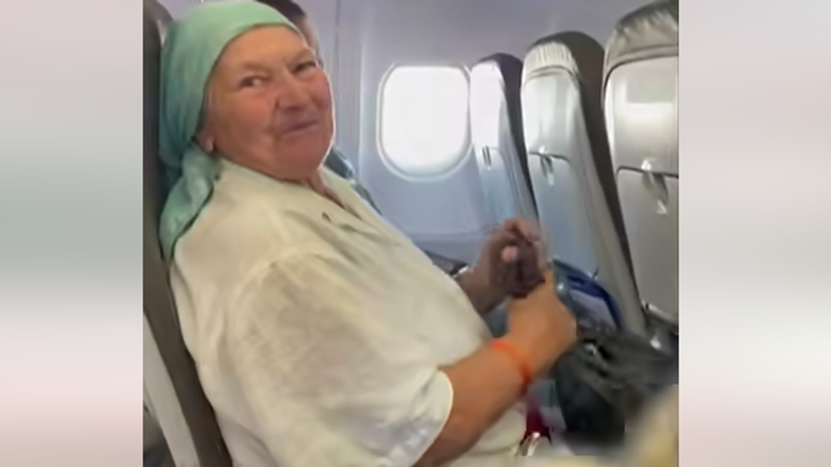 unuka-cula-da-baka-(85)-prica-o-svojoj-sahrani-pa-odlucila-da-joj-ispuni-poslednju-neostvarenu-zelju:-poslala-je-na-prvo-putovanje-u-zivotu!-(video) unuka-cula-da-baka-(85)-prica-o-svojoj-sahrani-pa-odlucila-da-joj-ispuni-poslednju-neostvarenu-zelju:-poslala-je-na-prvo-putovanje-u-zivotu!-(video)