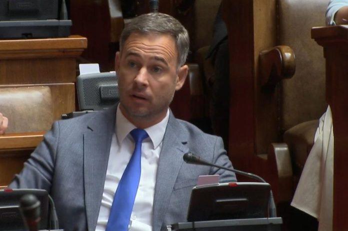 tuzilastvo-pokrenulo-istragu-zbog-laznih-sms-poruka-clanovima-sns!-u-prostorijama-aleksiceve-stranke-nadeni-omoti-sim-kartice,-iscepani-papir-i-laptop-(video)