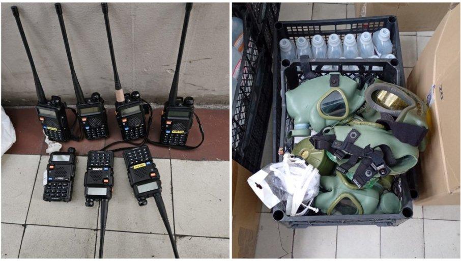 “novosti”-saznaju-pogledajte-sta-je-jos-pronadeno-u-rektoratu:-gas-maske,-radio-stanice…-ukp-ceslja-prostorije-(foto) “novosti”-saznaju-pogledajte-sta-je-jos-pronadeno-u-rektoratu:-gas-maske,-radio-stanice…-ukp-ceslja-prostorije-(foto)